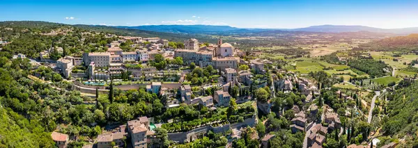 Gordes 'a bakın, Provence, Fransa' da tipik bir kasaba. Güneşli bir günde Provence 'deki Gordes' in büyüleyici tepedeki köyünü keşfedin. Antik tepe köyü Gordes, Provence, Fransa.