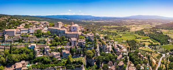 Gordes 'a bakın, Provence, Fransa' da tipik bir kasaba. Güneşli bir günde Provence 'deki Gordes' in büyüleyici tepedeki köyünü keşfedin. Antik tepe köyü Gordes, Provence, Fransa.