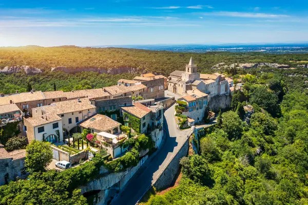 Eski Notre Dame de Vie kilisesiyle birlikte Luberons, Provence, Fransa manzaralı Venasque köyü manzarası. Venasque, Provence, Fransa 'daki güzel kilise ve evler.
