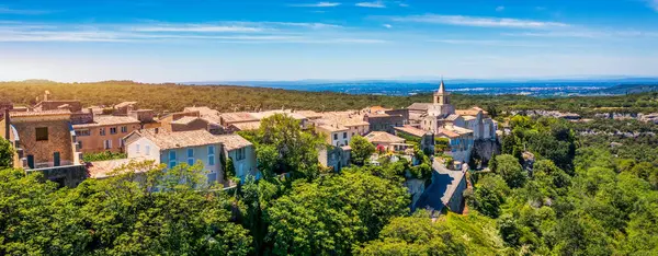Eski Notre Dame de Vie kilisesiyle birlikte Luberons, Provence, Fransa manzaralı Venasque köyü manzarası. Venasque, Provence, Fransa 'daki güzel kilise ve evler.