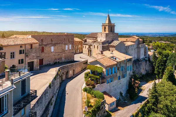 Eski Notre Dame de Vie kilisesiyle birlikte Luberons, Provence, Fransa manzaralı Venasque köyü manzarası. Venasque, Provence, Fransa 'daki güzel kilise ve evler.