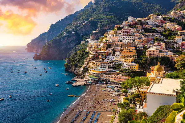 İtalya 'nın Campania kentindeki Amalfi Sahili' nde rahat plaj ve mavi deniz manzarası. Amalfi kıyısındaki Positano köyü, Salerno, Campania. Güzel Positano, Campania 'daki Amalfi Sahili.