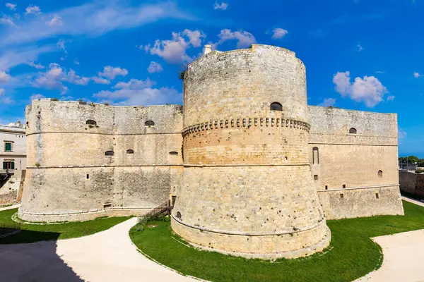 İtalya 'nın güneyinde Salento Yarımadası' ndaki Otranto kasabası, Adriyatik Denizi kıyısında İtalya 'nın (Apulia) en doğu kenti. Otranto şehri, Puglia bölgesi, İtalya.