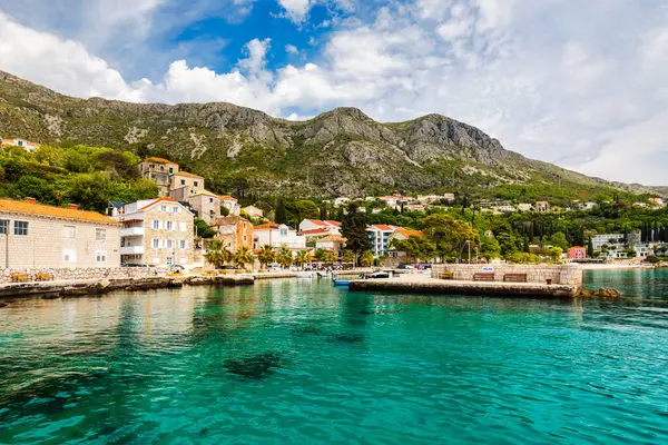 Hırvatistan 'ın güney Dalmaçya bölgesindeki Dubrovnik takımadalarından Idyllic köyü. Adriyatik 'in Mlini liman manzaralı köyü, Hırvatistan' ın Dubrovnik kıyı şeridi.