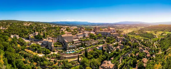Gordes 'a bakın, Provence, Fransa' da tipik bir kasaba. Güneşli bir günde Provence 'deki Gordes' in büyüleyici tepedeki köyünü keşfedin. Antik tepe köyü Gordes, Provence, Fransa.