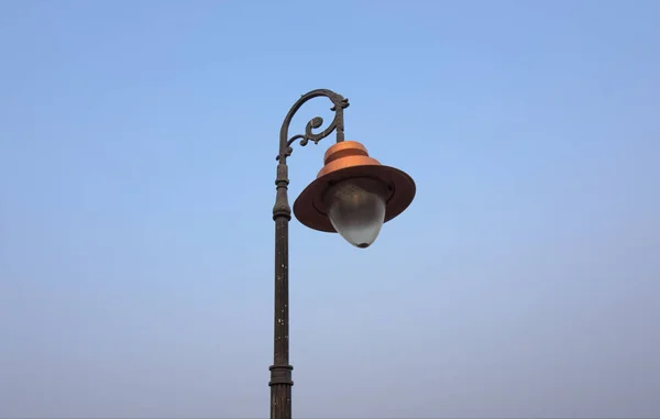 LED tabanlı Victoria tasarımı lamba direği ya da akşam gökyüzü arka planında sokak lambası. Eski ve yeninin birleşimi.