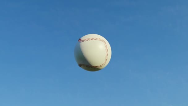 Baseballball Zertrümmert Glas Zersplitterte Gläser Fliegen Die Luft Zeitlupenvideo — Stockvideo