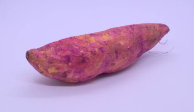 Beyaz arka planda tatlı patates