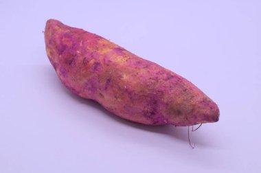 Beyaz arka planda tatlı patates