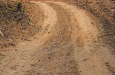 Kırmızı çamur veya toprak yolda lastik izleri
