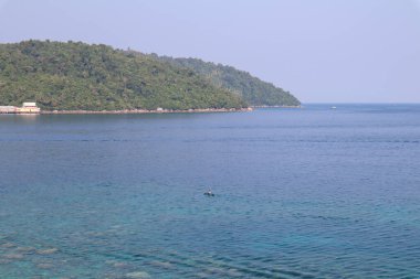 Yukarıdan Anambas Denizi manzarası küçük bir teknenin geçtiğini gösteriyor..