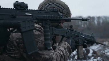 Ukrayna ordusu siperlerde saldırı operasyonları yürütüyor. Yüksek kalite 4k görüntü