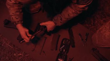 Askerler silahları söker ve temizler. Yüksek kalite 4k görüntü