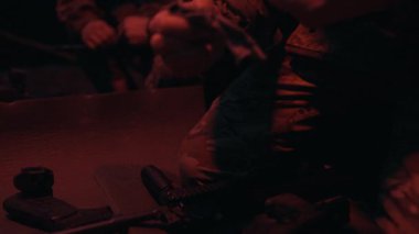 Karanlık çöktüğünde askerler silahları temizliyor. Yüksek kalite 4k görüntü