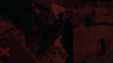 Bir asker alacakaranlıkta makineli tüfeği söker. Yüksek kalite 4k görüntü
