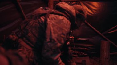 Ukrayna askerleri siperlerde silah temizliyor. Yüksek kalite 4k görüntü