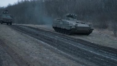 Ukrayna zırhlı araçları ilerliyor. Yüksek kalite 4k görüntü