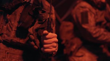 Ukraynalı asker bir makineli tüfeğin namlusunu temizliyor. Yüksek kalite 4k görüntü