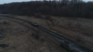 Zırhlı araçlar toprak yol hava manzarasında ilerliyorlar. Yüksek kalite 4k görüntü