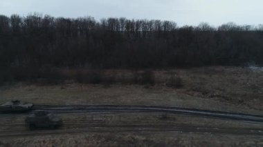 Ukrayna zırhlı askeri teçhizatı hızla ileri görüşlü hareket ediyor. Yüksek kalite 4k görüntü