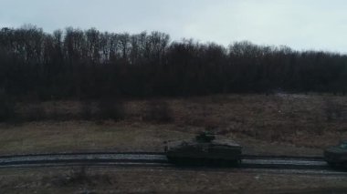 Zırhlı askeri teçhizat hızla ilerliyor. Yüksek kalite 4k görüntü