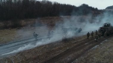 Ordu, teçhizat ve sis bombaları altında ilerliyor. Yüksek kalite 4k görüntü