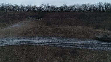 Ukrayna zırhlı askeri teçhizatı ileri görüşlü hareket ediyor. Yüksek kalite 4k görüntü