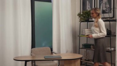 İş kadını dosyaları dosyadan düşürdü. Yüksek kalite 4k görüntü