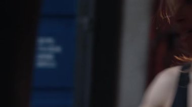 Spor salonunda kum torbasına yumruk atan bir kız. Yüksek kalite 4k görüntü