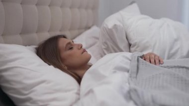 Kız telefonuyla yatakta eğleniyor. Yüksek kalite 4k görüntü
