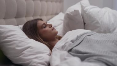 Kız yatakta zevk alıyor. Yüksek kalite 4k görüntü