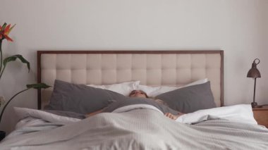 Kadın şaşkın bir şekilde uyandı. Yüksek kalite 4k görüntü