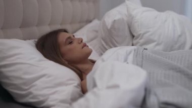 Kız yatakta zevk taklidi yapıyor. Yüksek kalite 4k görüntü