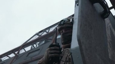 Cephane taşıyan bir asker telsizle bilgi iletir. Yüksek kalite 4k görüntü