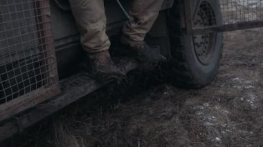 Bir asker zırhlı bir araçta oturur ve telsizle konuşur. Yüksek kalite 4k görüntü