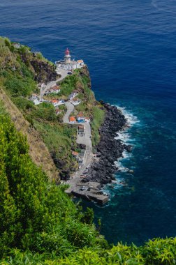 Arnel Deniz Feneri 'nin Sao Miguel, Azores' teki dikey çekimi.