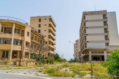 Kıbrıs 'ın Varosha plaj beldesinde boş binalarla terk edilmiş bir cadde