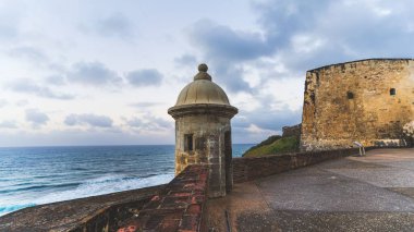 Porto Riko 'daki Atlantik okyanusuna bakan San Cristobal Kalesi' nin duvarında bir taret.