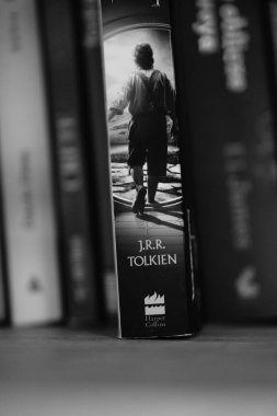 J. R. R. Tolkien 'in raftaki Hobbit romanının dikey gri tonlu yakın çekimi..