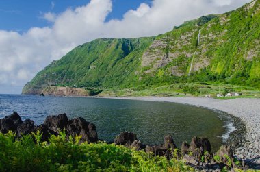 Flores Adası, Azores, Portekiz 'de Poco do Bacalhau Şelalesi ve nehir manzarası.