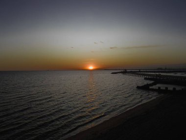 Gün batımında St Kilda, Melbourne 'da güzel bir liman görüntüsü.