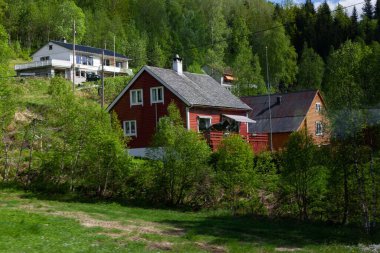 Norveç, Vestland kırsalında güzel bir ahşap ev manzarası.