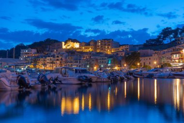 İspanya, Mallorca 'daki Port de Soller Limanı' nın güzel bir manzarası..