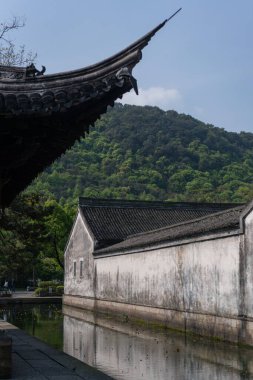 Shaoxing, Çin 'de suyun yüzeyindeki dikey eski bir Çin binası.