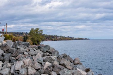 Duluth Minnesota 'nın dışındaki Superior Gölü roket kıyı şeridi