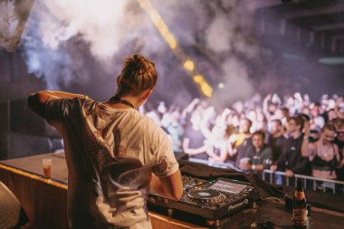 Almanya 'nın Bad Aibling kentindeki Electrifinity elektronik müzik festivalinde sahnede bir erkek DJ var.
