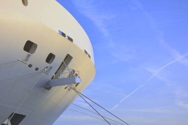 Büyük bir yolcu gemisinin kenarının alçak açılı görüntüsü.