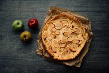 Yanında renkli elmalar olan elmalı turtanın en iyi görüntüsü.