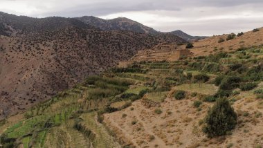 Toubkal Ulusal Parkı 'nın dağları bulutlu bir gökyüzünün altında, Fas