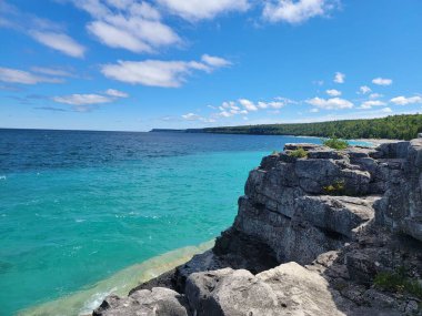 Yazın güneşli bir günde kayalık kayalık ve güzel bir sahil manzarası.